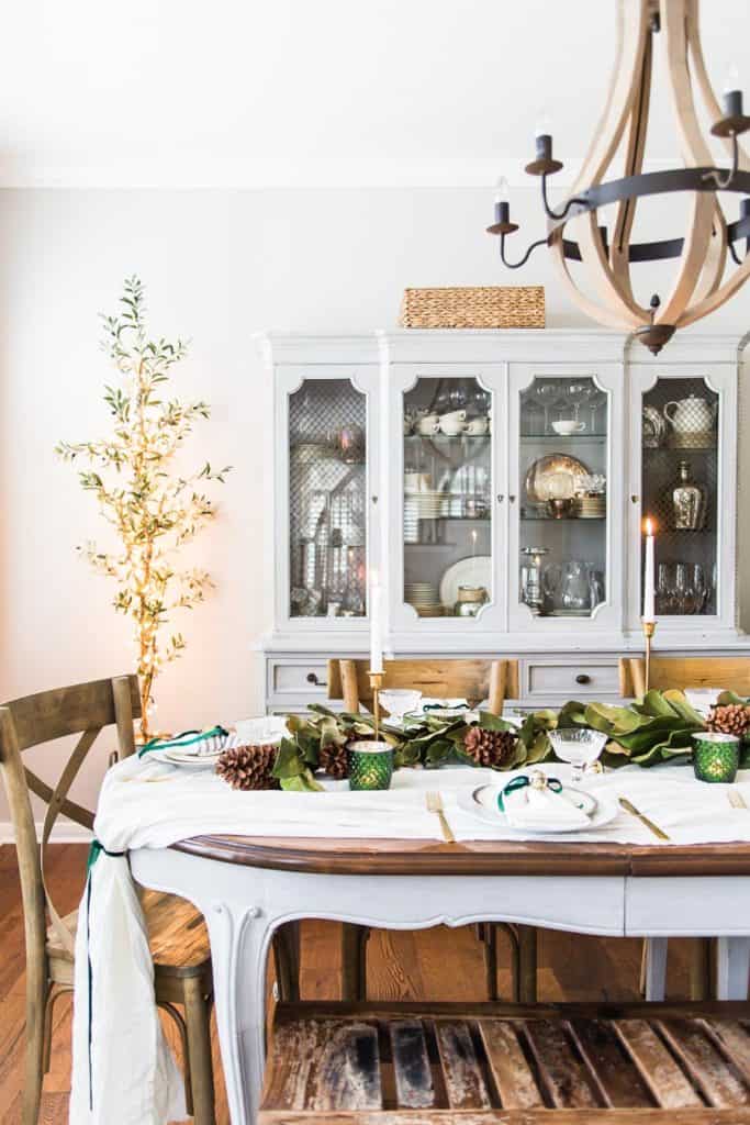 https://roomsforrentblog.com/wp-content/uploads/2020/12/maison-de-pax-Christmas-tablescape-683x1024.jpg