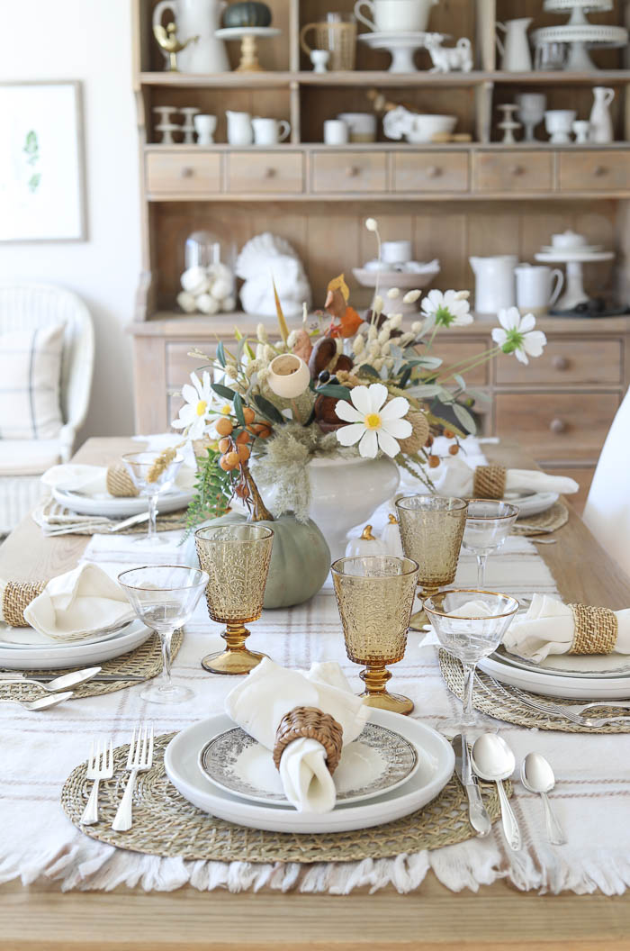 https://roomsforrentblog.com/wp-content/uploads/2022/11/Thanksgiving-Table-2022-4.jpg